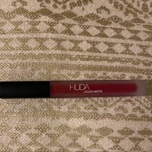 HUDA BEAUTY LIQUID LIPSTICK